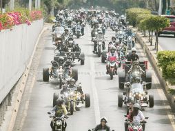 Los motociclistas que participaron ayer en el recorrido por la ciudad llamaron la atención de los habitantes. EL INFORMADOR/ G. Gallo