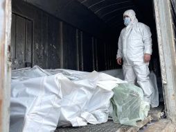 Los cuerpos de decenas de soldados rusos fueron descubiertos cerca de Kyiv y han sido colocados en vagones de tren.