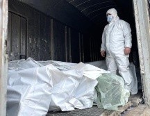 Los cuerpos de decenas de soldados rusos fueron descubiertos cerca de Kyiv y han sido colocados en vagones de tren.