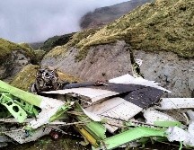 Hallan restos de avión desaparecido en Nepal; confirman 21 muertos