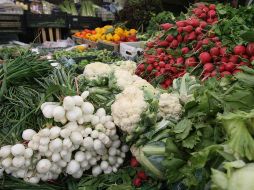 Los productos que bajaron fueron: cebolla que de 34.21 pesos bajó a 26.71 pesos el kilo, lo que significó una caída de casi 22%; el limón bajó de 48.44 pesos a 37.31 pesos el kilo, es decir bajó 23 por ciento. EL INFORMADOR / ARCHIVO