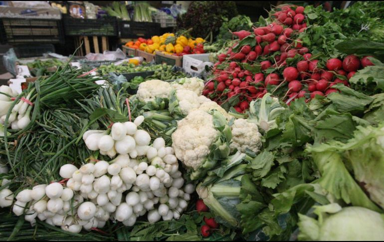 Los productos que bajaron fueron: cebolla que de 34.21 pesos bajó a 26.71 pesos el kilo, lo que significó una caída de casi 22%; el limón bajó de 48.44 pesos a 37.31 pesos el kilo, es decir bajó 23 por ciento. EL INFORMADOR / ARCHIVO