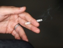 Cada una de los 4.5 billones de colillas que terminan en nuestros océanos, ríos, aceras y playas cada año puede contaminar 100 litros de agua. EFE/L. Thai