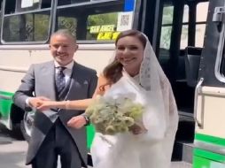 Los novios e invitados pasaron por Avenida Paseo de la Reforma, mientras que se les puede ver todos felices por estar viviendo esta experiencia como si fuese algo divertido. ESPECIAL