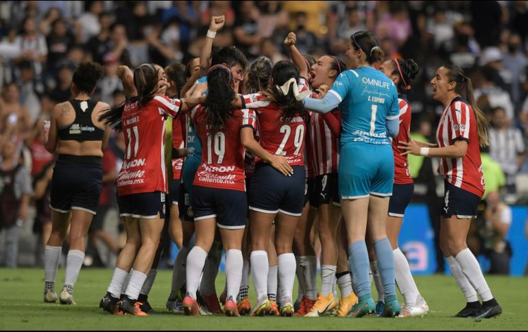 Chivas femenil ganó el trofeo al mejor equipo del año después de vencer a Monterrey 3-0 en tiros penales. IMAGO7/A. Jiménez