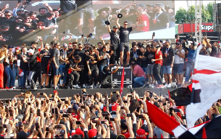 Los monarcas se dejaron apapachar por miles de seguidores extasiados que se congregaron en la glorieta de los Niños Héroes. EFE/F. Guasco