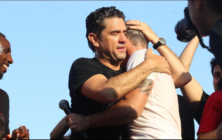 Irarragorri abraza al técnico Diego Cocca. EL INFORMADOR/A. Camacho