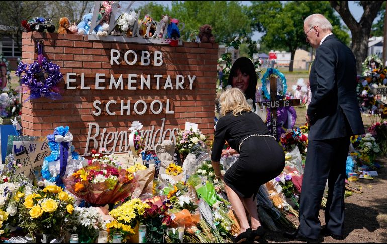Joe Biden junto a su esposa Jill colocaron flores en el memorial dedicado a las víctimas. AP/E. Vucci