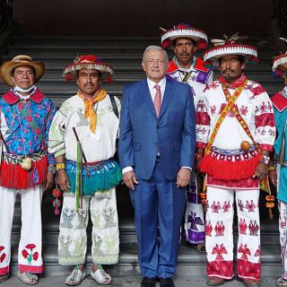 López Obrador y comunidad wixárika acuerdan restitución de tierras