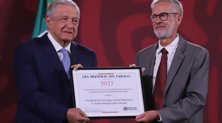 Miguel Malo Serrano, representante de la OMS en México, entrega el galardón a López Obrador durante la conferencia 