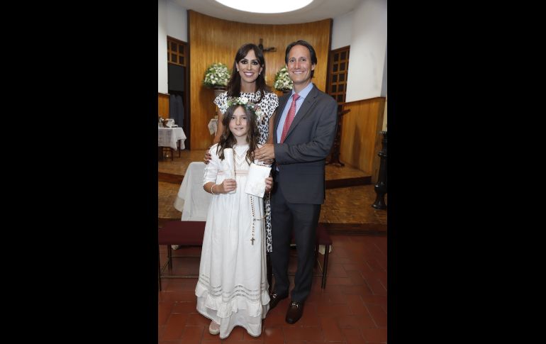 María Gómez España Amescua con sus padrinos Ernesto J. Amescua Hernández y Regina Uranga Lamadrid. GENTE BIEN JALISCO/Claudio Jimeno