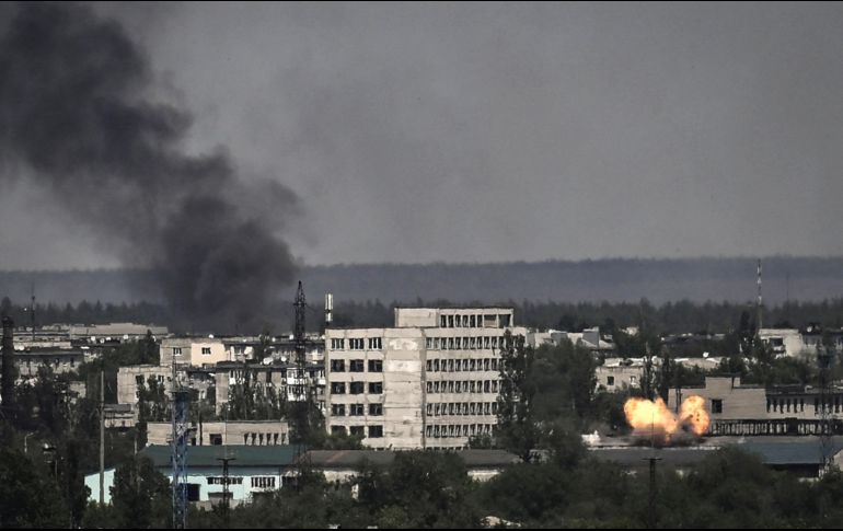 Los bombardeos continúan en la ciudad ucraniana de Severodonetsk, y piden a los pobladores extremar precauciones. AFP/A. Messinis