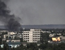 Los bombardeos continúan en la ciudad ucraniana de Severodonetsk, y piden a los pobladores extremar precauciones. AFP/A. Messinis