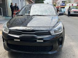 En el interior del coche en el que intentó escapar el asaltante se aseguró un arma de fuego y el dinero del botín del robo de la tienda. ESPECIAL/Policía GDL