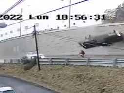 El accidente múltiple habría ocurrido a consecuencia del asfalto mojado. ESPECIAL