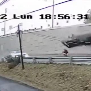 Puebla: ¡De milagro! Hombre se salva de ser aplastado por camioneta (VIDEO)