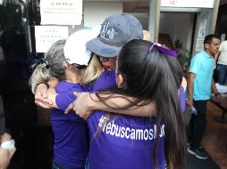 Tras aproximadamente hora y media salió la joven con su familia y amigos, quienes la esperaban afuera de la Fiscalía de Jalisco. EL INFORMADOR/A. Camacho