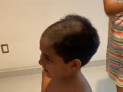 En el video se puede apreciar que el niño llega a una barbería, se sienta en la silla y lleva puesta la bata, además de una gran sonrisa en el rostro. ESPECIAL