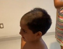 En el video se puede apreciar que el niño llega a una barbería, se sienta en la silla y lleva puesta la bata, además de una gran sonrisa en el rostro. ESPECIAL