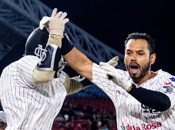 La interrupción por lluvia le vino bien a los Mariachis, que regresaron al campo con los maderos encendidos. ESPECIAL/Mariachis de Guadalajara