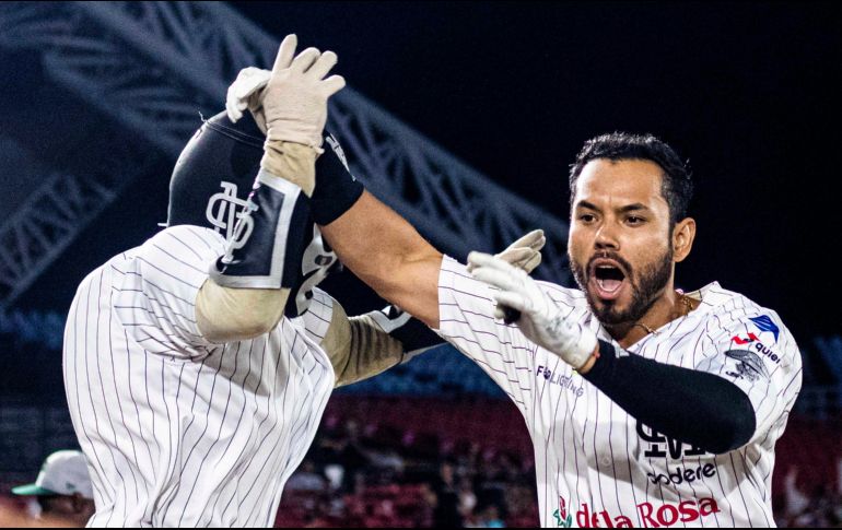 La interrupción por lluvia le vino bien a los Mariachis, que regresaron al campo con los maderos encendidos. ESPECIAL/Mariachis de Guadalajara