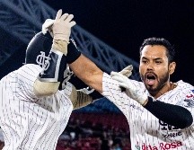 La interrupción por lluvia le vino bien a los Mariachis, que regresaron al campo con los maderos encendidos. ESPECIAL/Mariachis de Guadalajara
