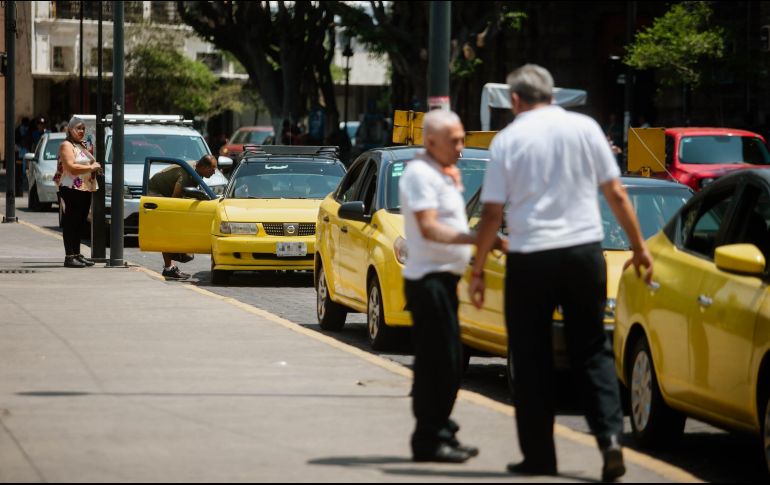 Sólo cinco mil 795 taxis amarillos han cumplido con la revisión; entre los coches de alquiler que funcionan con aplicaciones digitales el número es incluso menor: mil 225. EL INFORMADOR/G. Gallo