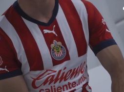 En este modelo, el escudo del club irá al centro del pecho, siendo esta la mayor modificación respecto a las últimas playeras que ha vestido el equipo el torneos pasados. ESPECIAL / Chivas TV