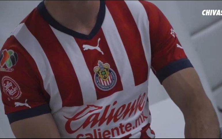 En este modelo, el escudo del club irá al centro del pecho, siendo esta la mayor modificación respecto a las últimas playeras que ha vestido el equipo el torneos pasados. ESPECIAL / Chivas TV