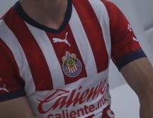 En este modelo, el escudo del club irá al centro del pecho, siendo esta la mayor modificación respecto a las últimas playeras que ha vestido el equipo el torneos pasados. ESPECIAL / Chivas TV