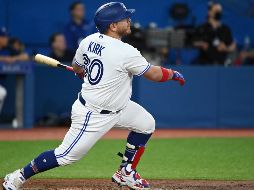 El mexicano Alejandro Kirk sacó a pasear el poder de su bat y pegó dos tablazos de vuelta completa y remolcó cuatro carreras. AP / J. Blacker