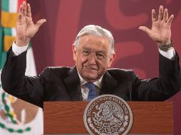 El Presidente López Obrador no ha definido que hará con las regalías del libro y recuerda que quien administra sus ingresos es su esposa. EFE / I. Esquivel