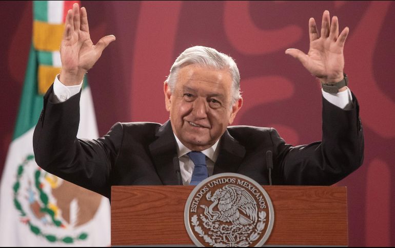 El Presidente López Obrador no ha definido que hará con las regalías del libro y recuerda que quien administra sus ingresos es su esposa. EFE / I. Esquivel