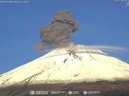 El Popocatépetl durante la pequeña explosión de este miércoles. SUN/Webcams de México