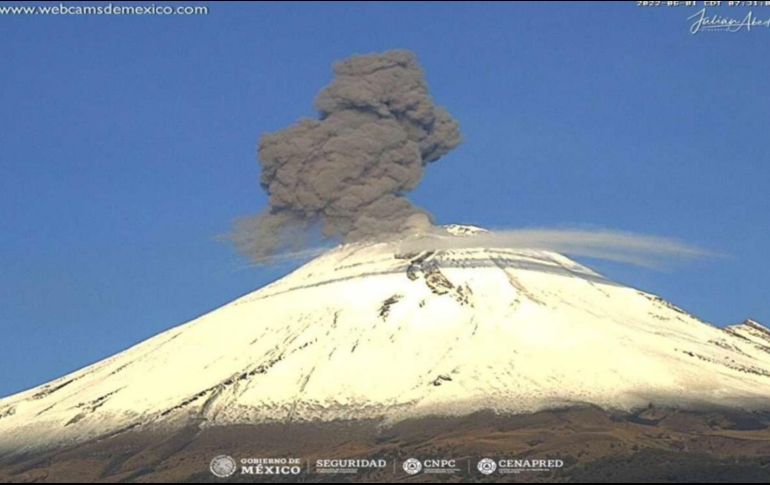 El Popocatépetl durante la pequeña explosión de este miércoles. SUN/Webcams de México