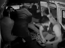 Una vez que el primer pasajero se atrevió, los demás usuarios también se lanzaron sobre él y comenzaron a golpearlo. ESPECIAL