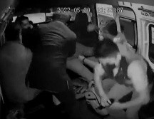 Una vez que el primer pasajero se atrevió, los demás usuarios también se lanzaron sobre él y comenzaron a golpearlo. ESPECIAL