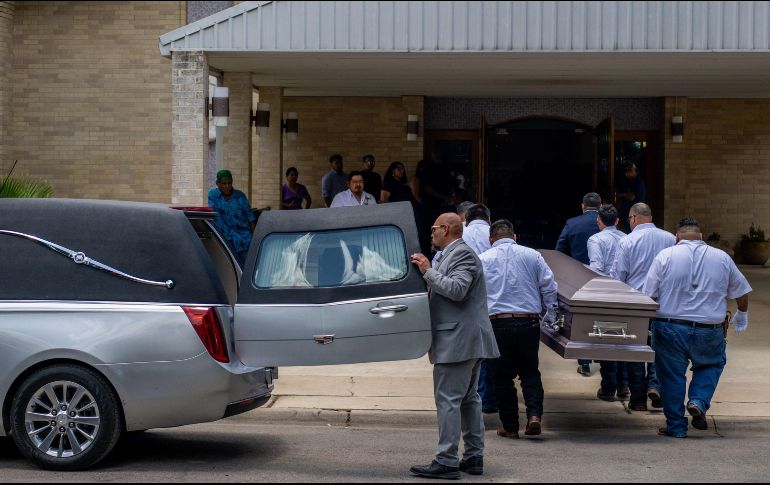 Familiares y amigos  dan el último adiós a la víctimas. AFP/B. Bell