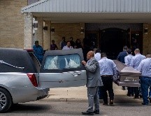 Familiares y amigos  dan el último adiós a la víctimas. AFP/B. Bell