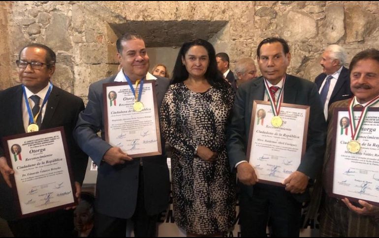Imagen de los galardonados durante el evento organizado por la agrupación Valentín Gómez Farías. ESPECIAL /