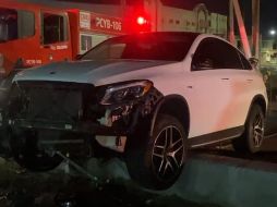 Hombre destroza su camioneta de lujo tras chocar en Zapopan