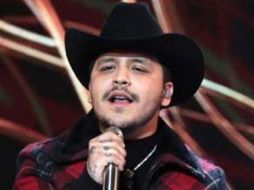 Christian Nodal intenta besar a una fan pero ella lo rechaza y el momento se viraliza en las redes. SUN / ARCHIVO