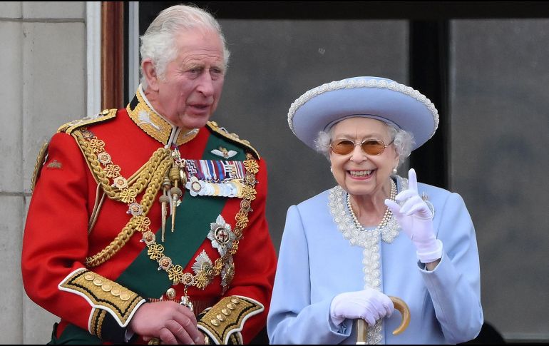 Vestida con abrigo y sombrero azul, la reina Isabel II apareció en el balcón del Palacio de Buckingham para presenciar el tradicional 