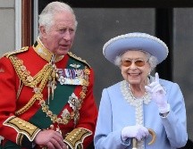 Vestida con abrigo y sombrero azul, la reina Isabel II apareció en el balcón del Palacio de Buckingham para presenciar el tradicional 