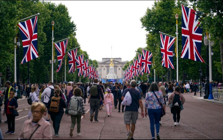 Miles de británicos asistieron a los festejos por los 70 años de reinado de Isabel II. AP/A. Pezzali