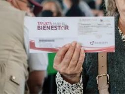 Los adultos mayores que están inscritos al programa reciben una tarjeta en la cual les depositan el dinero y después puedan retirarlo, sin embargo no solamente tiene esa función. EL INFORMADOR / ARCHIVO