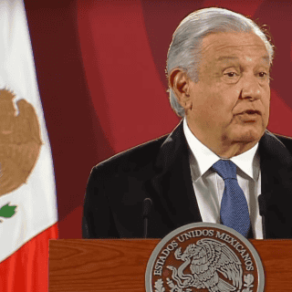 López Obrador promete un plan energético "sorprendente" tras charla con Kerry