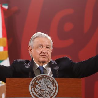 López Obrador denuncia una "guerra sucia" contra Gustavo Petro en Colombia