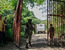 Soldados resguardan la entrada de la mina donde quedaron atrapadas 14 personas en Colombia. AFP/S. Mendoza