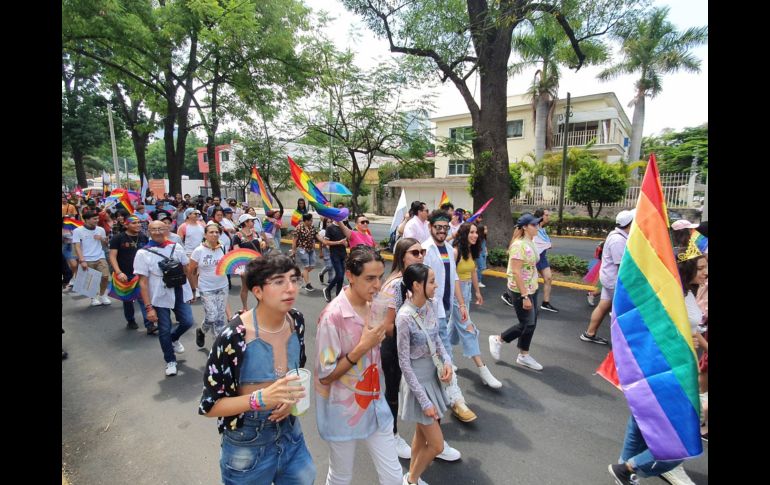 Integrantes de la comunidad LGBTTTIQ leyeron un pliego petitorio para que se les respeten sus derechos. . EL INFORMADOR/ Y. MORA
